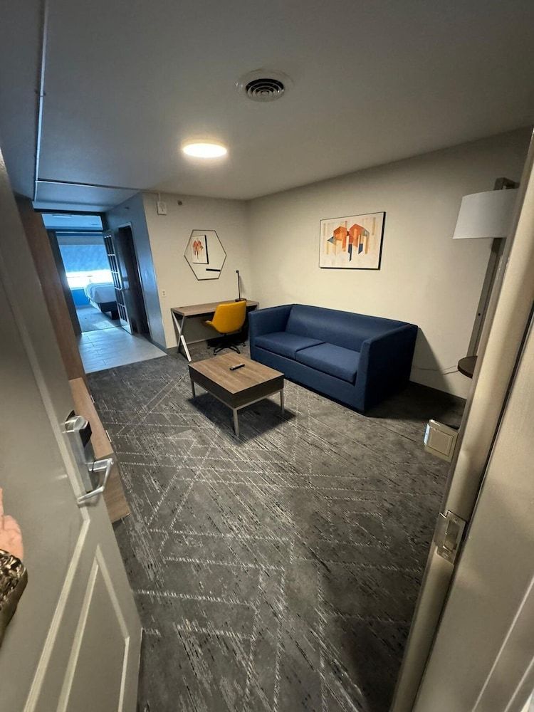 Holiday Inn Express & Suites PORT WASHINGTON by IHG 2