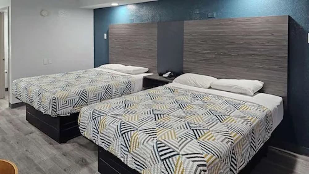 Brooks Inn & Suites 2