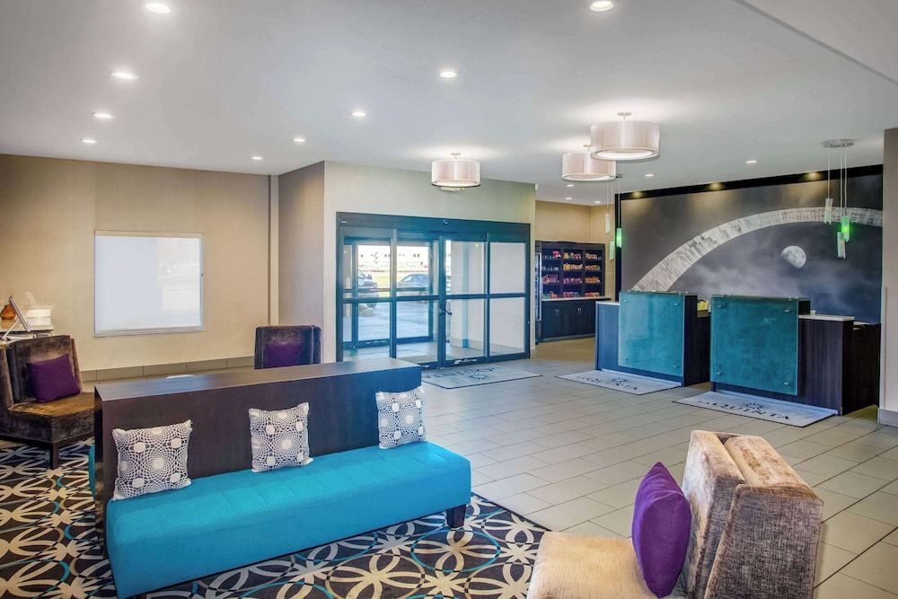 La Quinta Inn & Suits by Wyndham Pontoon Beach IL 2