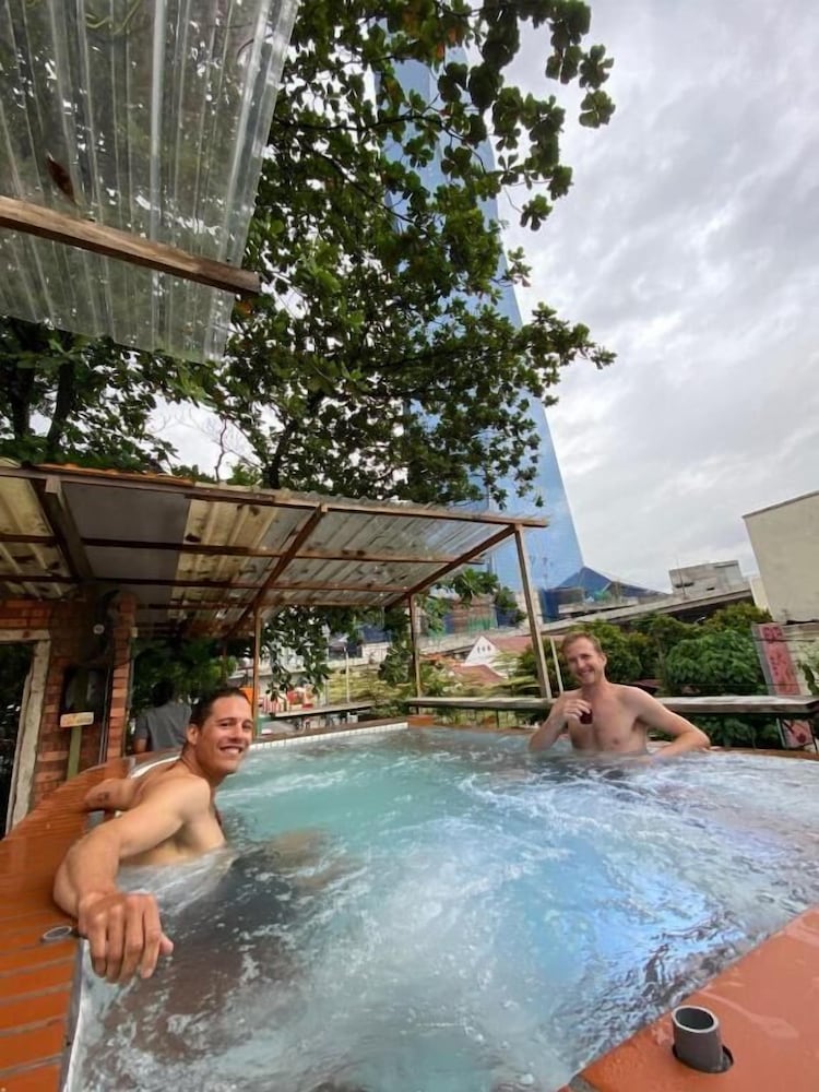 Chinatown Hostel by Mingle - Rooftop Private Jacuzzi with Bar 1