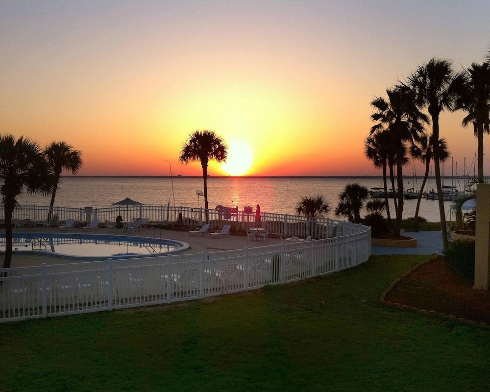 Quality Inn & Suites Gulf Breeze Bayside near Pensacola Beach 1