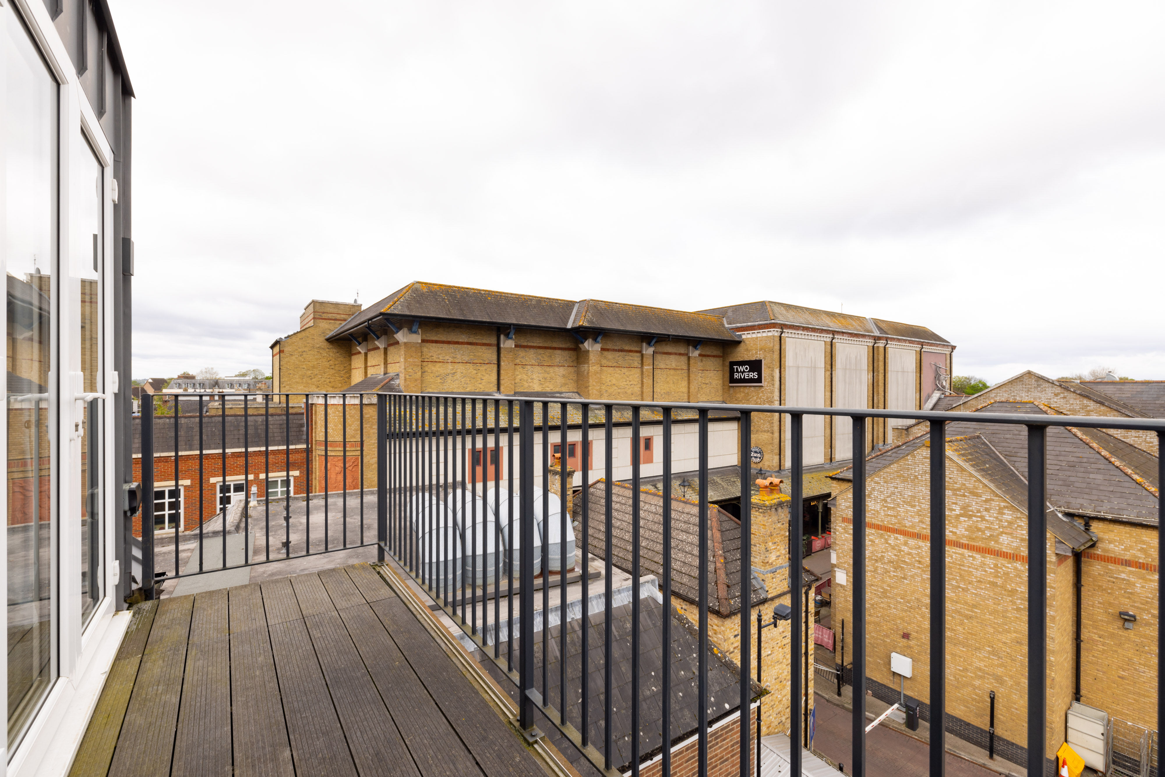 Charles Hope Apartments - Staines City Centre 2