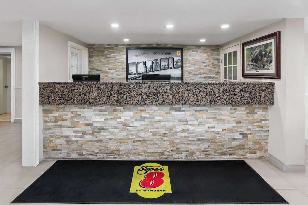 Super 8 by Wyndham Gananoque - Country Squire Resort 2