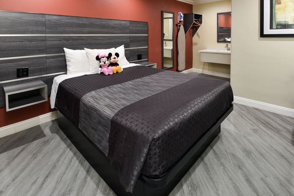 Pacific Inn Anaheim 1