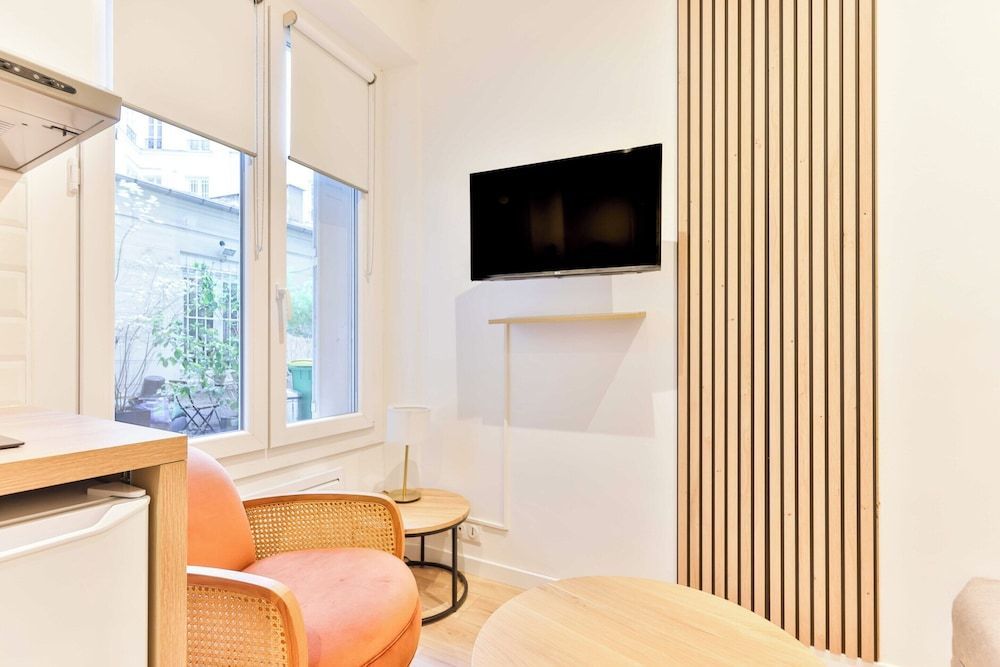 Modern Deluxe Studio in the Heart of Paris 2