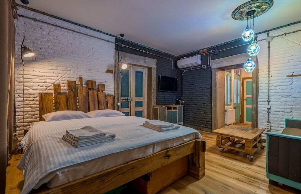 H&B apartments Zurab Zhvania 1