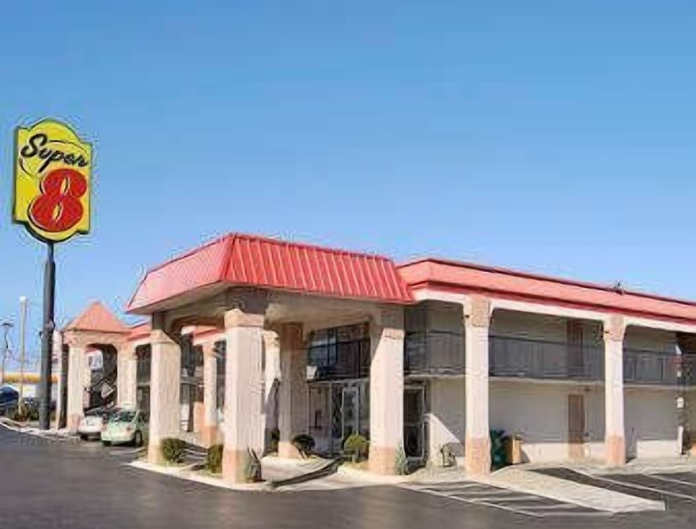 Super 8 by Wyndham Oklahoma Fairgrounds 1
