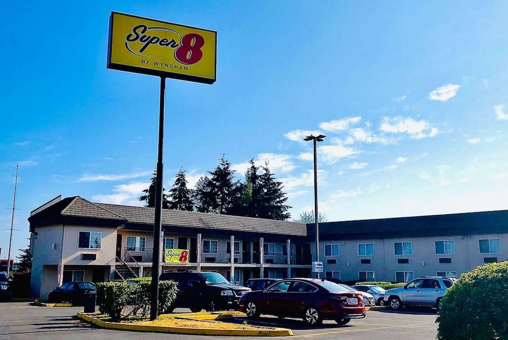 Super 8 by Wyndham Lynnwood 1