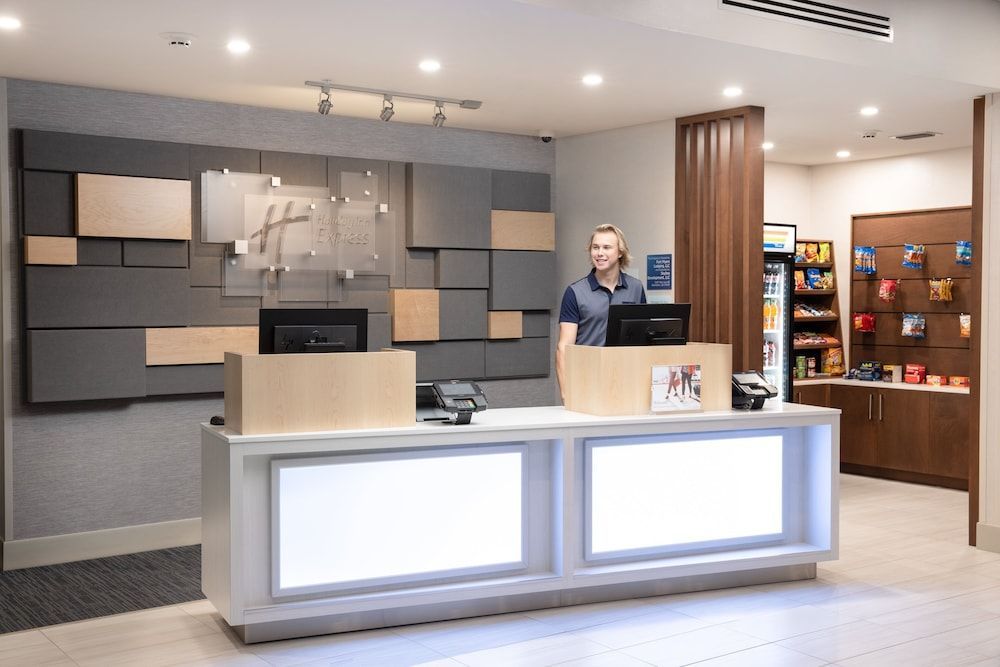Holiday Inn Express & Suites FT MYERS BEACH-SANIBEL GATEWAY by IHG 2