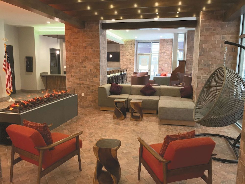 La Quinta Inn & Suites by Wyndham New Orleans Downtown 2