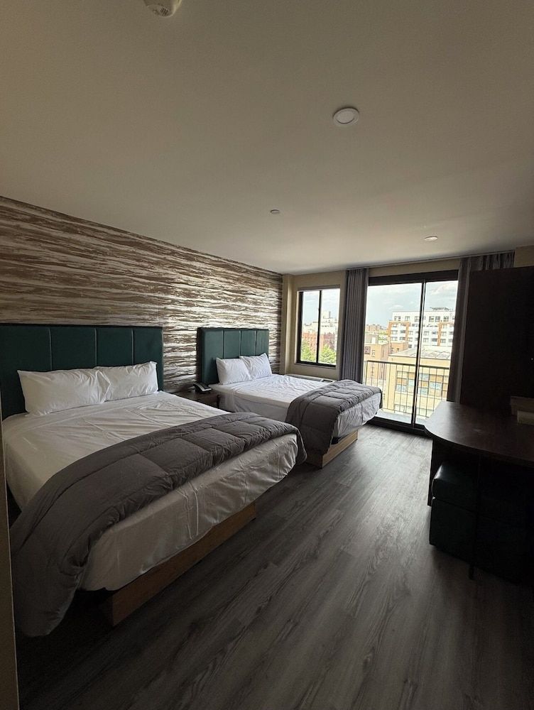 Skylux Hotel - Long Island City 1