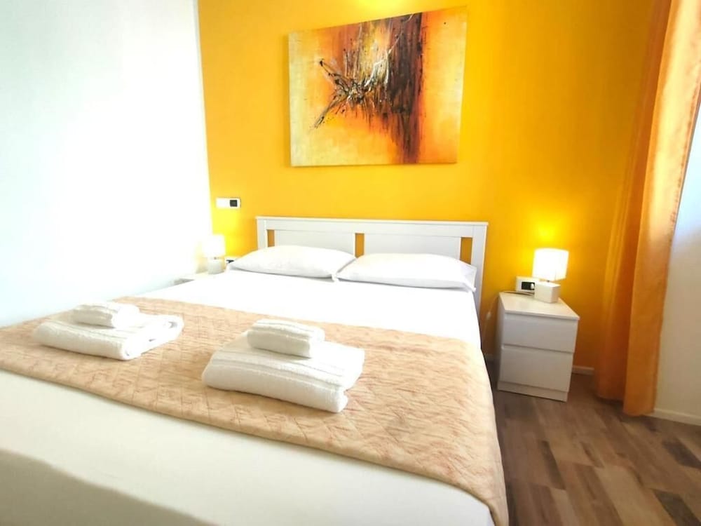Iris Rooms 2