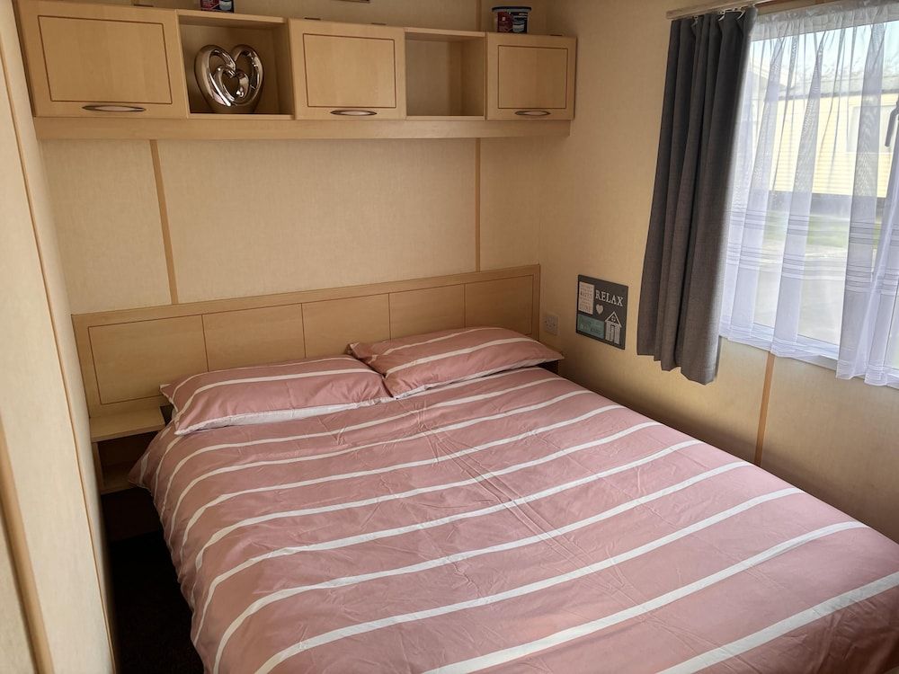Lovely 2 Bedroom Static Caravan Brean, Somerset 2