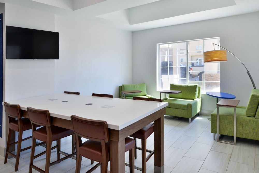 Holiday Inn Express & Suites CARTHAGE by IHG 2