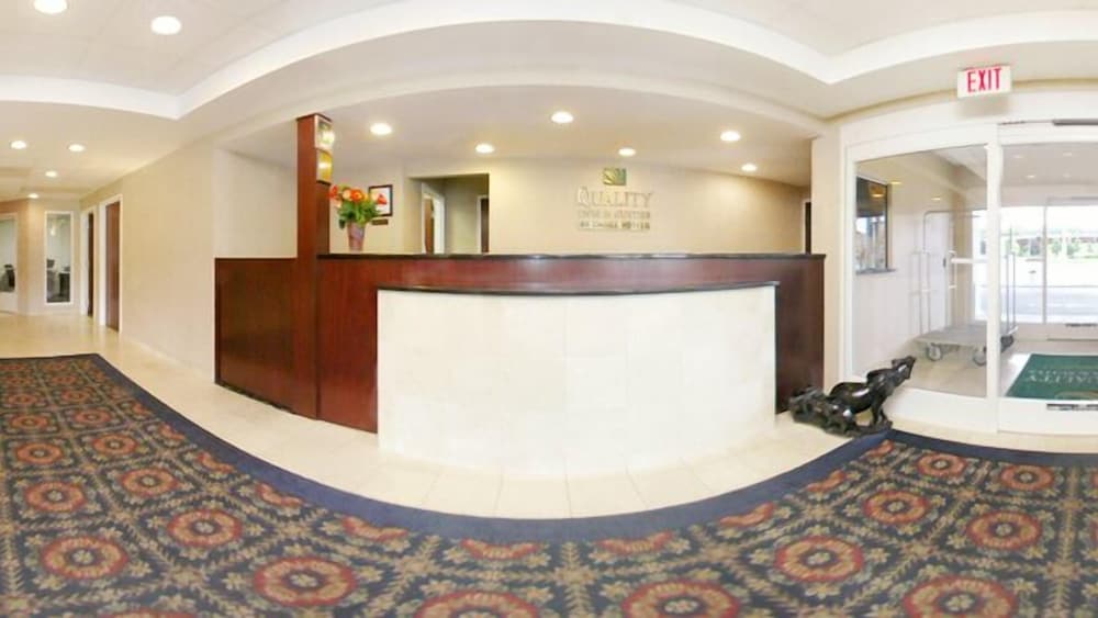 Danbury Inn & Suites 2