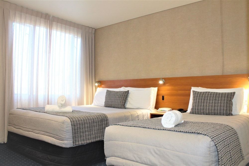 Ventura Inn & Suites Hamilton 1