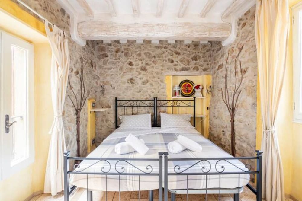 Villa Dacia bed bed and breakfast and Home Restaurant 1