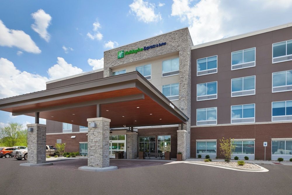 Holiday Inn Express & Suites GRAND RAPIDS AIRPORT - SOUTH by IHG 1