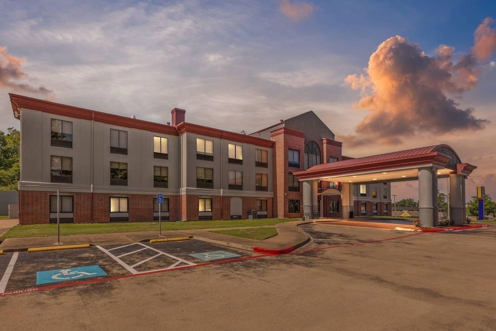 Comfort Inn & Suites Tyler North 1
