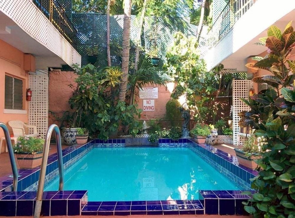 Paris - Nassau - Towne Hotel - Nassau