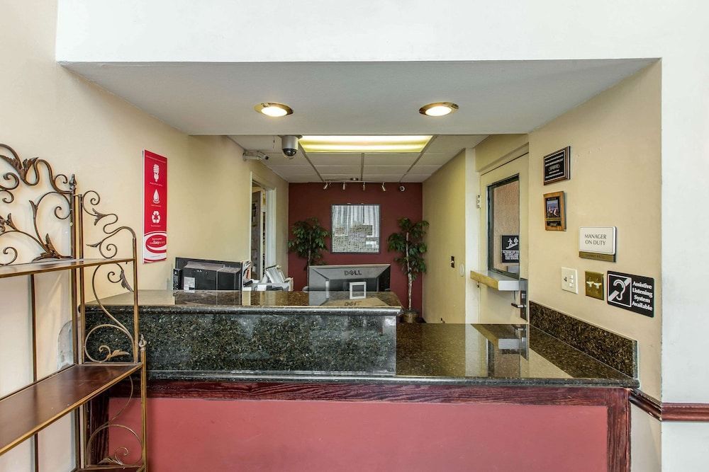 Econo Lodge Inn & Suites Riverside - Corona 2