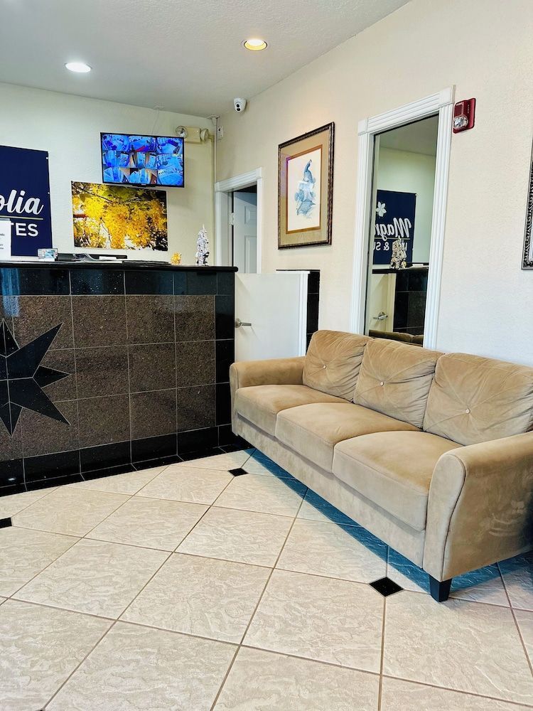 Magnolia Inn and Suites 2