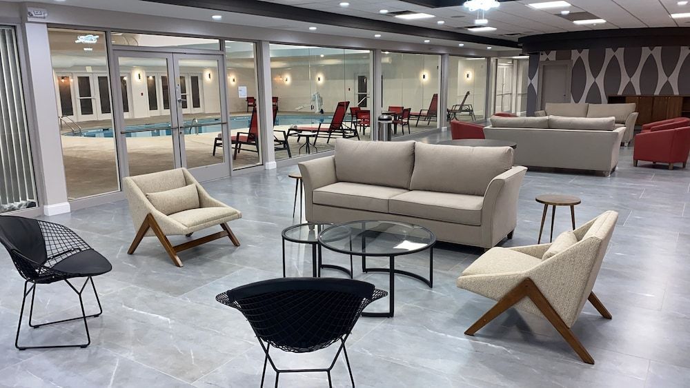 Ramada by Wyndham Hartford North - Bradley Airport 2