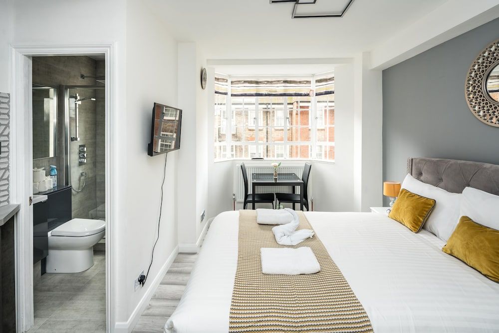 NEW Sleek & Modern Studio in the Heart of Chelsea 2