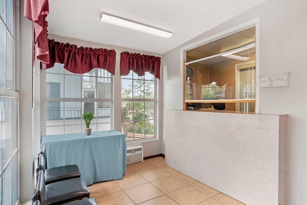 Econo Lodge Tallahassee Downtown - University 2