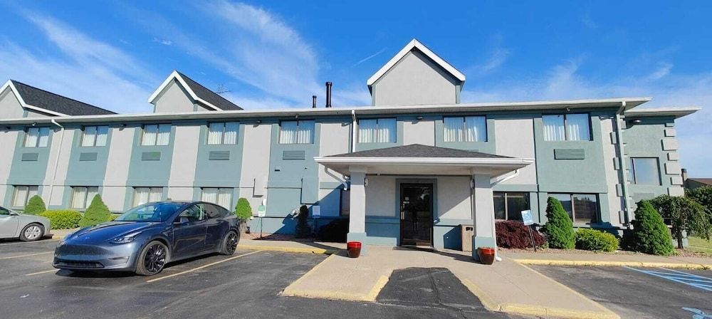 Quality Inn & Suites Benton Harbor - St Joseph 1
