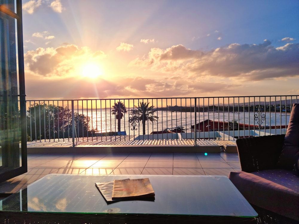 'Die Braaihuis'- sleeps 6, Large Veranda, Sea Views, Central and Fabulous! 1