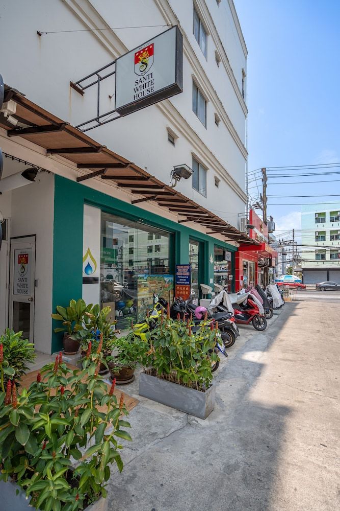 Santi White House Patong Hotel 1