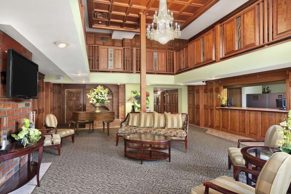 Ramada by Wyndham Saginaw Hotel & Suites 1