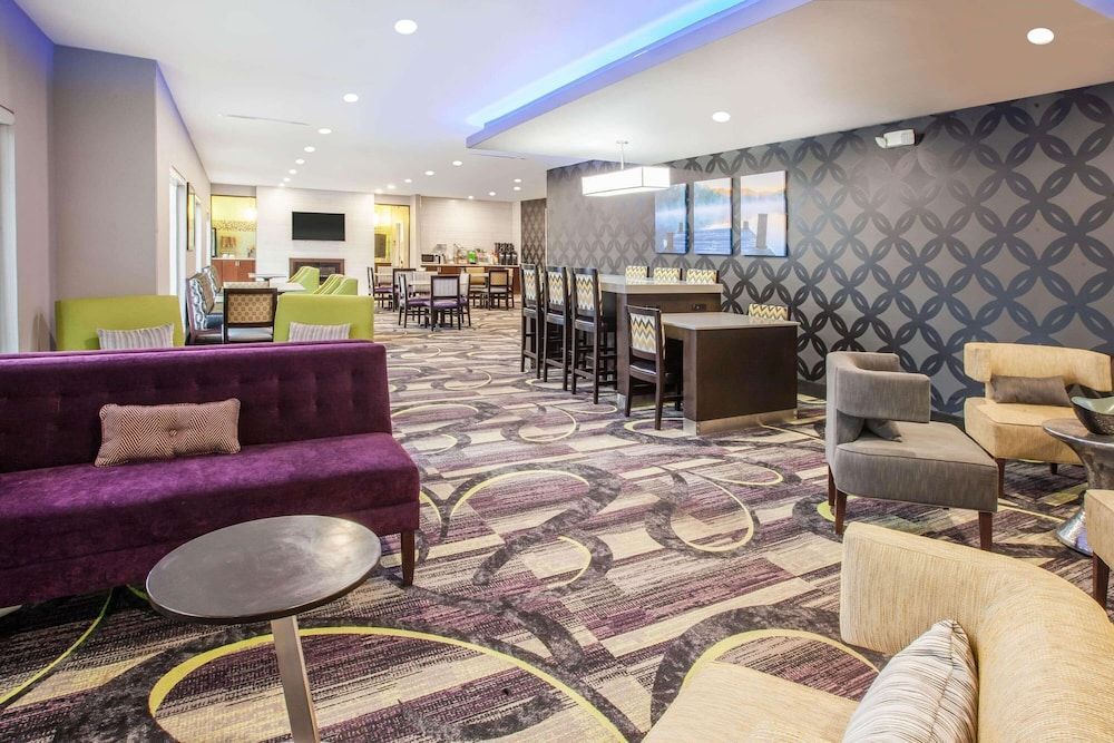 La Quinta Inn and Suites by Wyndham Elkhart 2