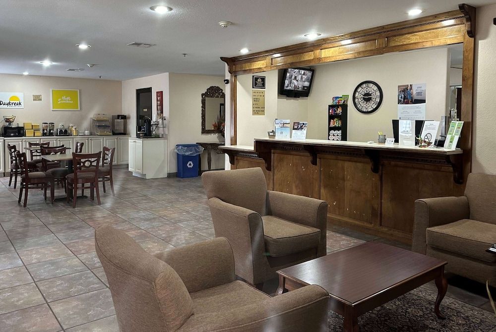 Days Inn & Suites by Wyndham Eunice 2