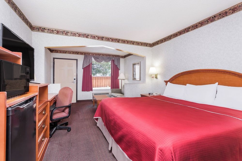 Regency Inn & Suites-Hamilton Place 1