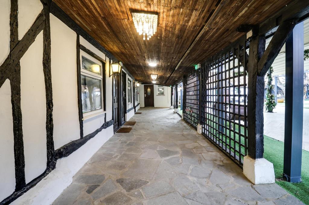 OYO Tudor Oaks Lodge Stevenage North 1