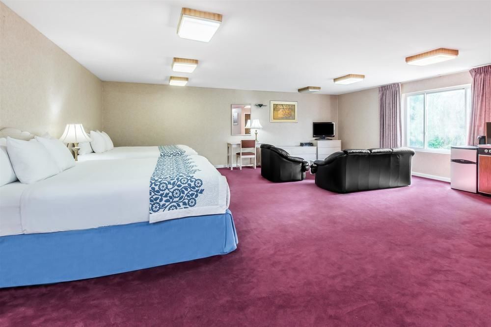 Days Inn by Wyndham Hicksville Long Island 2
