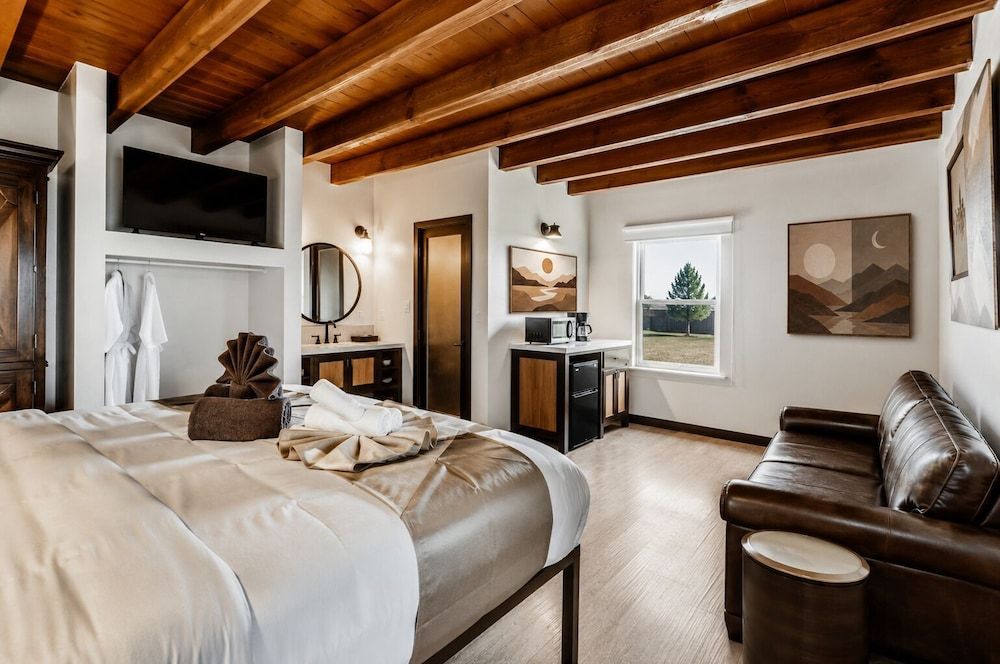 LUXX Taos Motor Lodge 1