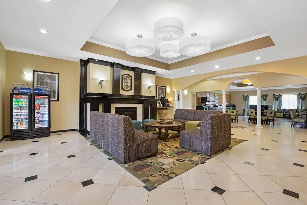 La Quinta Inn & Suites by Wyndham Pearland - Houston South 1
