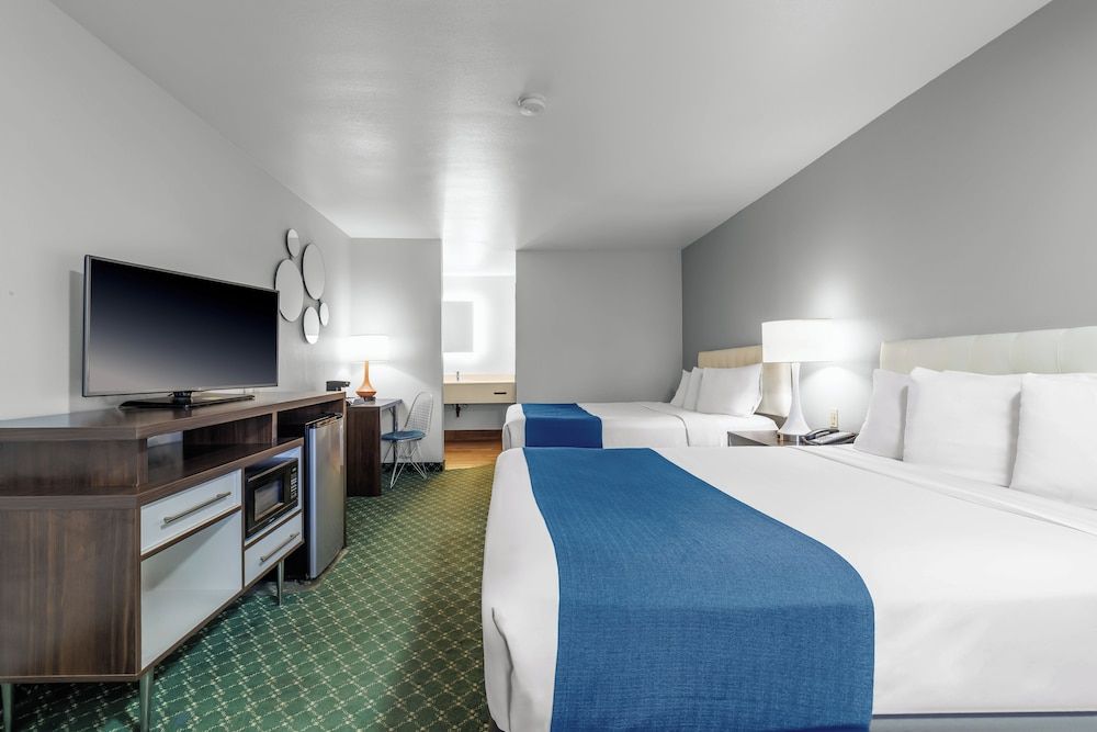 Days Inn & Suites by Wyndham Flagstaff I-40 1