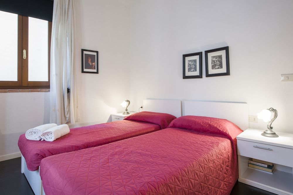 GuestHost - San Lorenzo Charm - Florence Nook 2