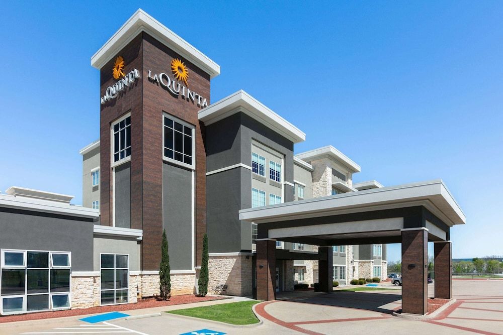 La Quinta Inn & Suites by Wyndham Ft Worth-Burleson 1