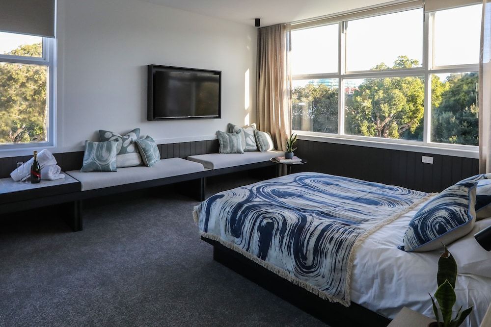 Barrys Beach Road Hotel 2