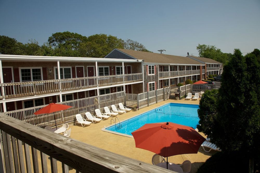 Holiday Hill Inn & Suites 1