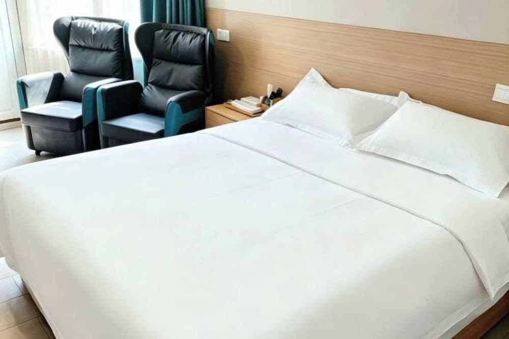 Yunhai Electric Sports Hotel (Yan'an West Road Subway Station) 1