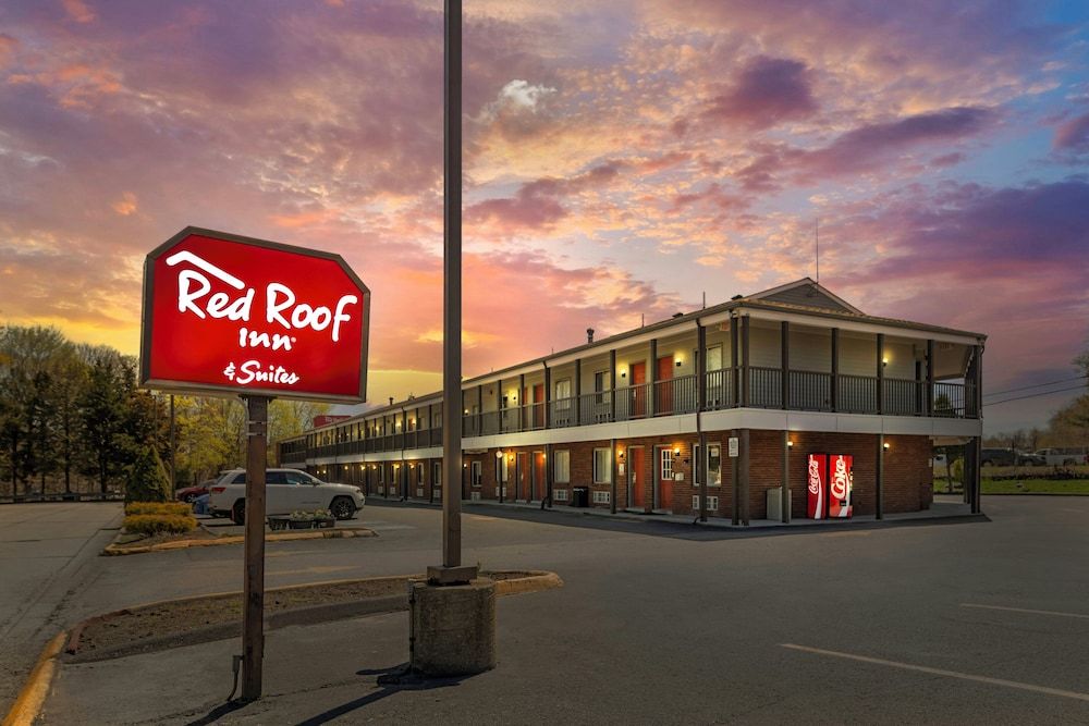 Red Roof Inn & Suites Swansea 1