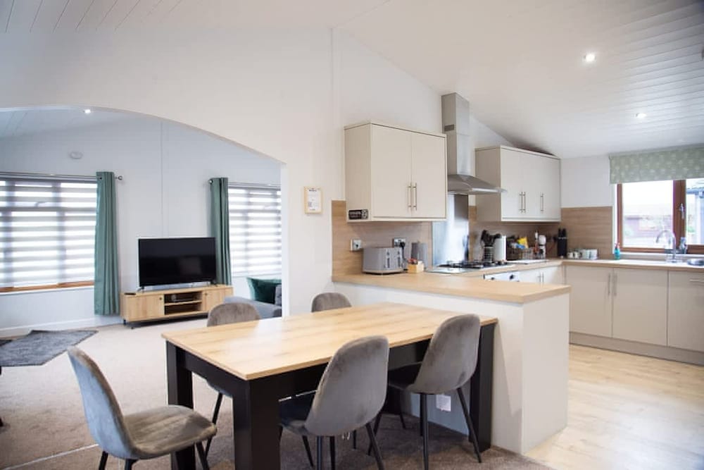 Stunning 3 Bedroom Lodge With Hot Tub in York 1