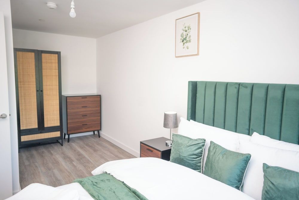 Stylish 2 bed home near Trafford 2
