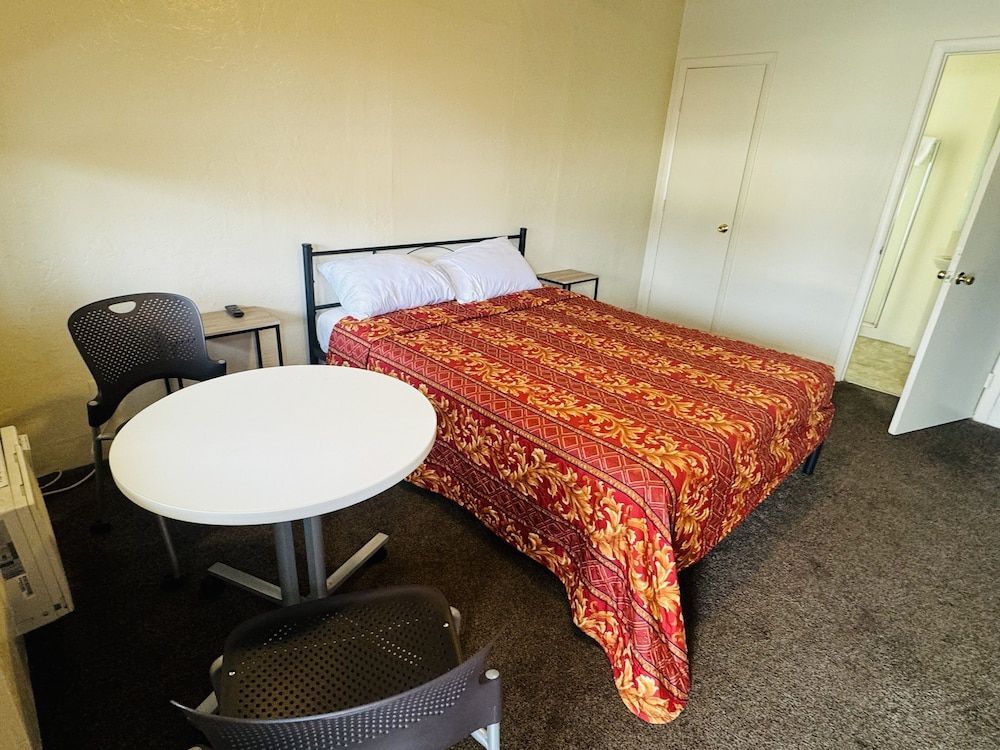 The Oaks Motel 2